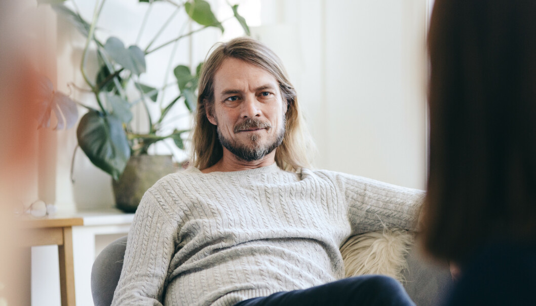I TERAPIROMMET: Psykolog Peder Kjøs hjelper denne gangen par og enkeltpersoner med hverdagsproblemer av ulike slag. «Hos Peder»-podkasten har premiere i august. FOTO: NRK I TERAPIROMMET: Psykolog Peder Kjøs hjelper denne gangen par og enkeltpersoner med hverdagsproblemer av ulike slag. «Hos Peder»-podkasten har premiere i august. FOTO: NRK
