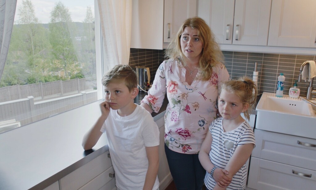 BATTERIBEVISST: Fredrik, Ingrid og Charlotte Thygesen har en egen søppelboks til brukte batterier, men innrømmer at de ikke alltid husker å kaste dem der. Foto: Gjensidige. BATTERIBEVISST: Fredrik, Ingrid og Charlotte Thygesen har en egen søppelboks til brukte batterier, men innrømmer at de ikke alltid husker å kaste dem der. Foto: Gjensidige.