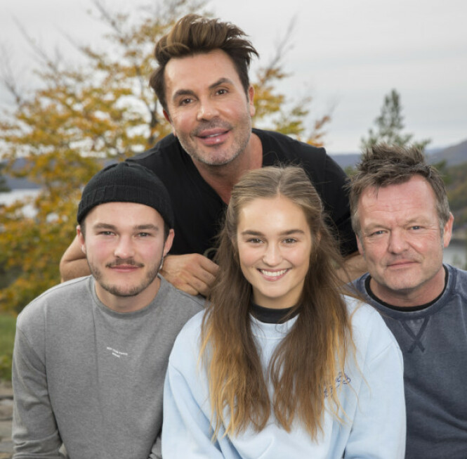 <strong>FAMILIE:</strong> Jan Thomas, broren Bjørn, niesen Helene og nevøen Simon har et tett forhold. Derfor blir 52-åringen rørt av at onkelbarna gikk i paraden. Foto: Espen Solli / Se og Hør <strong>FAMILIE:</strong> Jan Thomas, broren Bjørn, niesen Helene og nevøen Simon har et tett forhold. Derfor blir 52-åringen rørt av at onkelbarna gikk i paraden. Foto: Espen Solli / Se og Hør