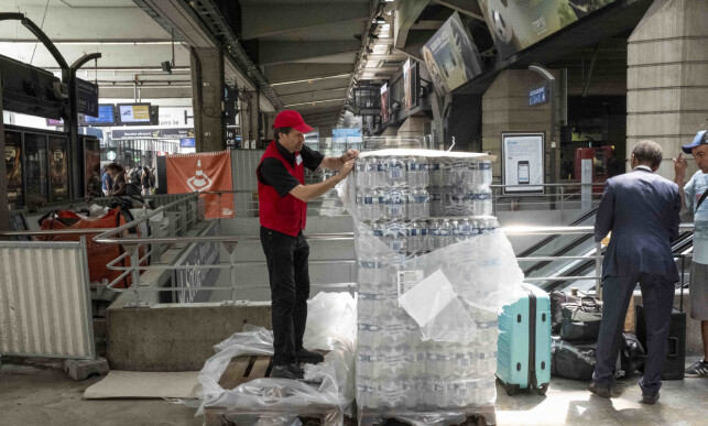 TILTAK: Myndighetene har satt opp flere boder i Frankrike, der de kan servere innbyggerne vann. Foto: Samuel Boivin / Zuma Press TILTAK: Myndighetene har satt opp flere boder i Frankrike, der de kan servere innbyggerne vann. Foto: Samuel Boivin / Zuma Press