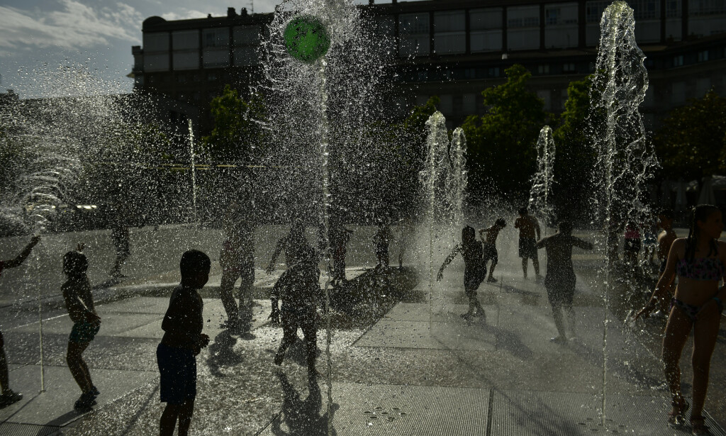 SPANIA: I byen Pamplona avkjøler store og små seg i byens fontener. Foto: Alvaro Barrientos/ AP / Scanpix SPANIA: I byen Pamplona avkjøler store og små seg i byens fontener. Foto: Alvaro Barrientos/ AP / Scanpix