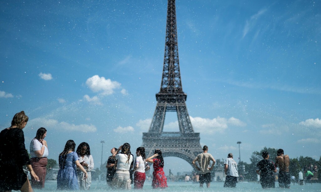 AVKJØLENDE: I en storby som Paris, velger mange å benytte seg av de mulighetene som finnes, for å kjøle seg ned. Foto: Kenzo Tribouillard / AFP / Scanpix AVKJØLENDE: I en storby som Paris, velger mange å benytte seg av de mulighetene som finnes, for å kjøle seg ned. Foto: Kenzo Tribouillard / AFP / Scanpix