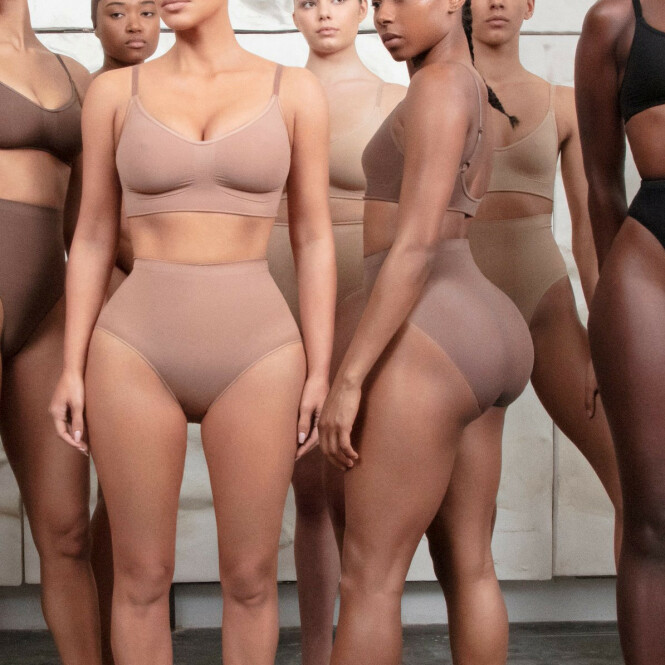 DELTE REAKSJONER: Flere elsker Kim Kardashians nye lansering, mens andre mener hun bør navngi kolleksjonen på nytt. Foto: Scanpix DELTE REAKSJONER: Flere elsker Kim Kardashians nye lansering, mens andre mener hun bør navngi kolleksjonen på nytt. Foto: Scanpix