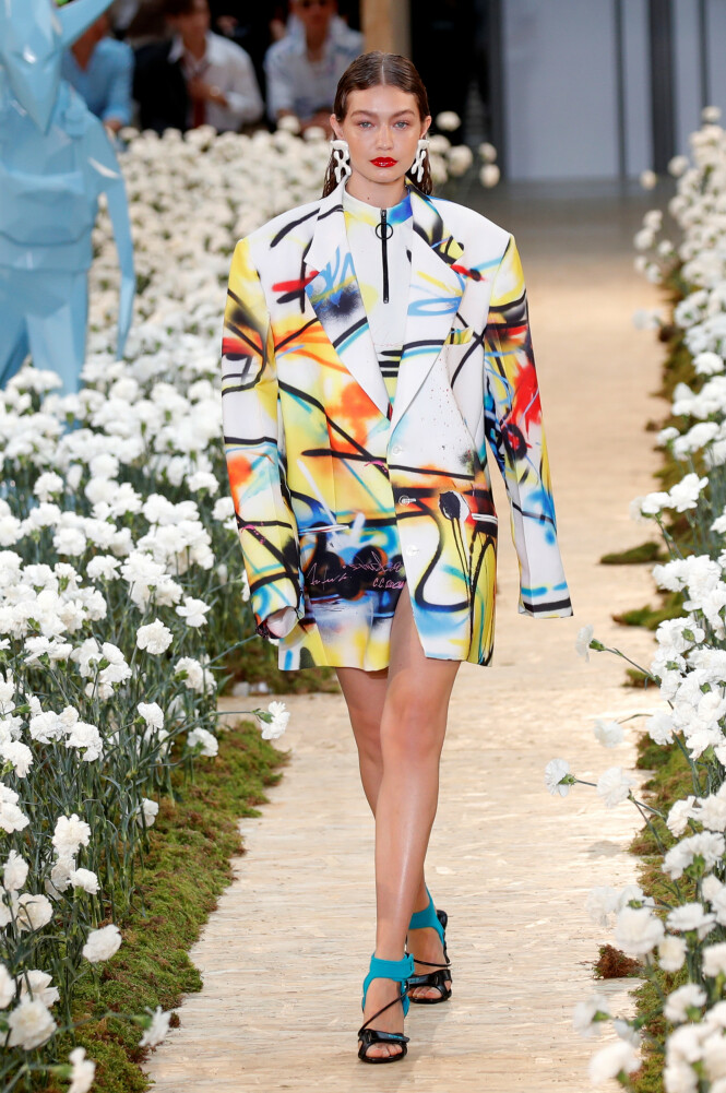 OFF-WHITE: Under visningen for SS19 hadde modell Gigi Hadid på seg antrekket Celine Dion nå har på seg i Paris. Foto: Scanpix OFF-WHITE: Under visningen for SS19 hadde modell Gigi Hadid på seg antrekket Celine Dion nå har på seg i Paris. Foto: Scanpix