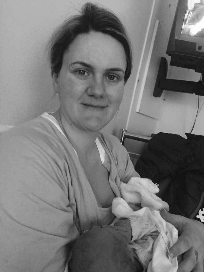 TØFFE DAGER: Silje-Mari med lille Laura på fanget. Lykke måtte ha pustehjelp. FOTO: Privat TØFFE DAGER: Silje-Mari med lille Laura på fanget. Lykke måtte ha pustehjelp. FOTO: Privat
