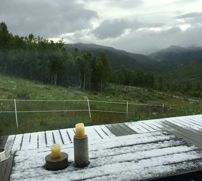 <strong>KJØLIG:</strong> Snøen forsvant etter hvert fra terrassen - men ikke fra fjelltoppene. Foto: Hilde Hatlo <strong>KJØLIG:</strong> Snøen forsvant etter hvert fra terrassen - men ikke fra fjelltoppene. Foto: Hilde Hatlo