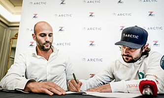 SIGNERTE: Mats Zuccarello skriver under for Minnesota Wild. Foto: John T. Pedersen / Dagbladet SIGNERTE: Mats Zuccarello skriver under for Minnesota Wild. Foto: John T. Pedersen / Dagbladet