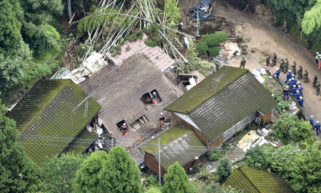 REDNINGSAKSJON: Redningsarbeidere søker etter beboere etter at et hus kollapset i Kagoshima som følge av et jordskred. Foto: Kyodo / Reuters / NTB Scanpix REDNINGSAKSJON: Redningsarbeidere søker etter beboere etter at et hus kollapset i Kagoshima som følge av et jordskred. Foto: Kyodo / Reuters / NTB Scanpix