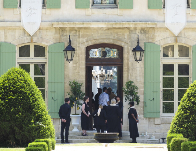 LUKSUS: Legg merke til at Chateau de Tourreau var pyntet med hvite bannere med brudeparets fornavn og bryllupsdato! Foto: Splash News/ NTB scanpix LUKSUS: Legg merke til at Chateau de Tourreau var pyntet med hvite bannere med brudeparets fornavn og bryllupsdato! Foto: Splash News/ NTB scanpix