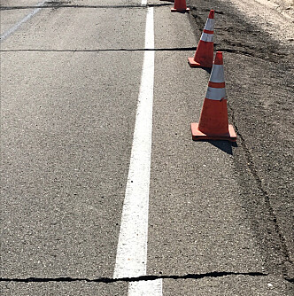 DAGEN FØR: Torsdag rammet et jordskjelv på 6,4 det samme området. Her ser man skadene på Highway 178 i Ridgecrest, California. Foto: NTB Scanpix DAGEN FØR: Torsdag rammet et jordskjelv på 6,4 det samme området. Her ser man skadene på Highway 178 i Ridgecrest, California. Foto: NTB Scanpix