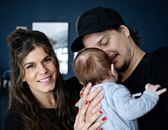 STOLTE FORELDRE: Kristin og Dennis er blitt foreldre til lille Falk. Det har de ikke angret et eneste sekund på. Foto: Nina Hansen / Dagbladet STOLTE FORELDRE: Kristin og Dennis er blitt foreldre til lille Falk. Det har de ikke angret et eneste sekund på. Foto: Nina Hansen / Dagbladet