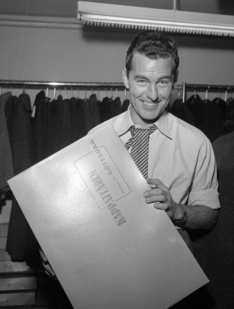 KAPPAHL-GRUNNLEGGEREN: Per-Olof Ahl avbildet i sin første butikk i Gøteborg i 1954. Foto: NTB Scanpix KAPPAHL-GRUNNLEGGEREN: Per-Olof Ahl avbildet i sin første butikk i Gøteborg i 1954. Foto: NTB Scanpix