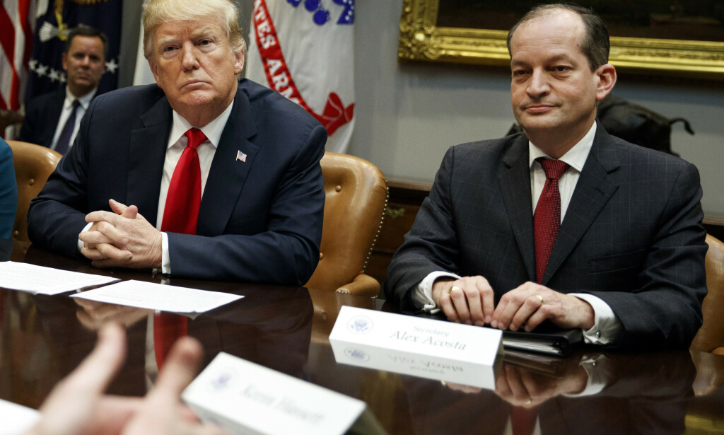 NY ROLLE: Alexander Acosta, nå arbeidsminister i USA og her sammen med sjefen Donald Trump i september, 2018, var statsadvokaten i Florida som forhandlet fram en høylytt, omdiskutert soningsavtale med milliardær og presidentvenn Jeffrey Epstein etter en sexdom for overgrep mot mindreårige i 2008. Arkvfoto: Evan Vucci / AP / NTB Scanpix NY ROLLE: Alexander Acosta, nå arbeidsminister i USA og her sammen med sjefen Donald Trump i september, 2018, var statsadvokaten i Florida som forhandlet fram en høylytt, omdiskutert soningsavtale med milliardær og presidentvenn Jeffrey Epstein etter en sexdom for overgrep mot mindreårige i 2008. Arkvfoto: Evan Vucci / AP / NTB Scanpix