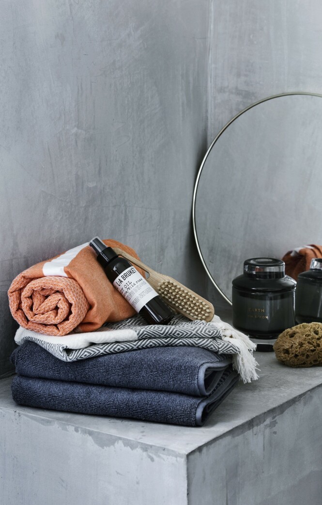 Hamamhåndklær er både fine og praktiske. Oransje fra My French Hood, mønstrete fra Algan og blått fra Södahl. Kroppsoljen er fra L:A Bruket, børste fra helsekostbutikk, duftlys fra Tom Dixon og speil fra Kiko. Tips!
Velg hamamhåndklær i stedet for vanlig frotté. Det sender tankene til tyrkiske spaopplevelser, og det liker vi!
FOTO: Stine Christiansen Hamamhåndklær er både fine og praktiske. Oransje fra My French Hood, mønstrete fra Algan og blått fra Södahl. Kroppsoljen er fra L:A Bruket, børste fra helsekostbutikk, duftlys fra Tom Dixon og speil fra Kiko. Tips!
Velg hamamhåndklær i stedet for vanlig frotté. Det sender tankene til tyrkiske spaopplevelser, og det liker vi!
FOTO: Stine Christiansen