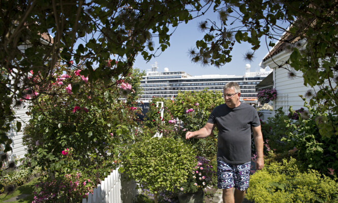<strong>I HAGEN:</strong> Henning Iversflaten kan ikke være i hagen sin uten å bli forstyrret av turister. Foto: Kristian Ridder-Nielsen / Dagbladet <strong>I HAGEN:</strong> Henning Iversflaten kan ikke være i hagen sin uten å bli forstyrret av turister. Foto: Kristian Ridder-Nielsen / Dagbladet