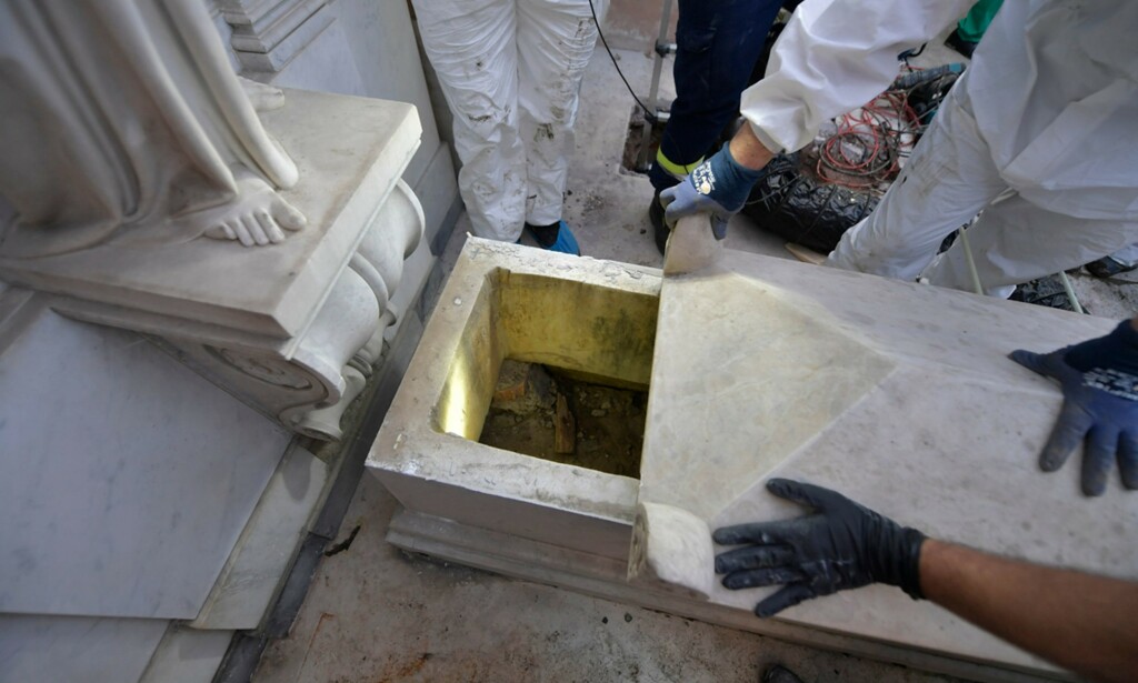 ÅPNET GRAV: Etterforskere åpnet torsdag to graver på en gravplass i Vatikanet. Foto: Handout / VATICAN MEDIA / AFP ÅPNET GRAV: Etterforskere åpnet torsdag to graver på en gravplass i Vatikanet. Foto: Handout / VATICAN MEDIA / AFP