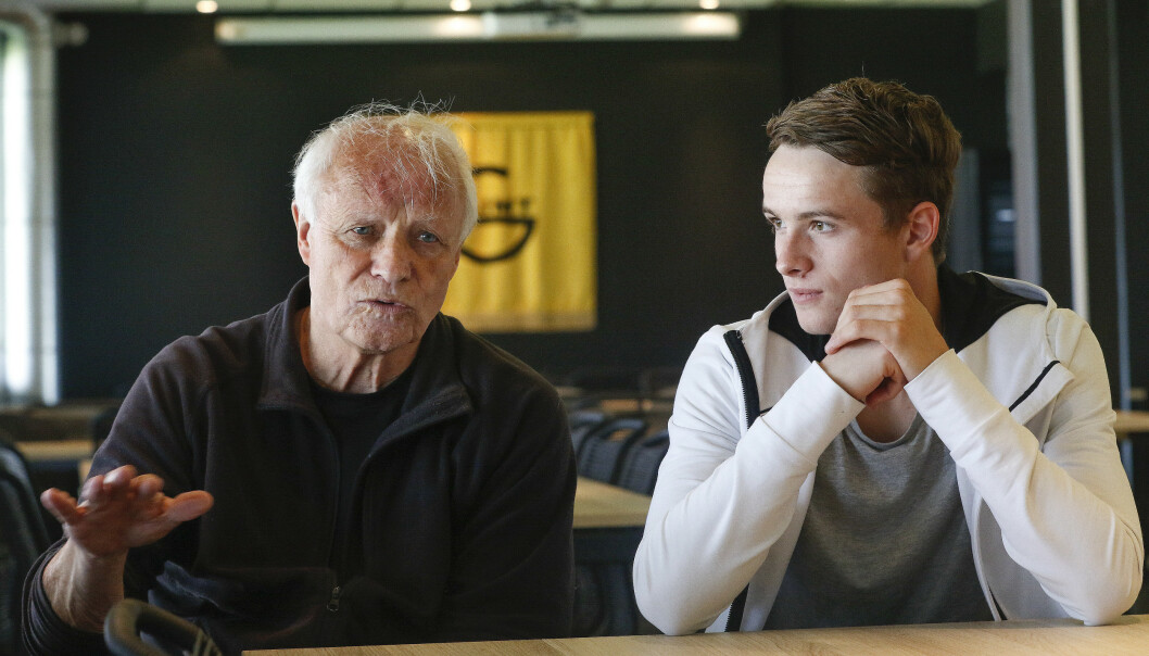<strong>VILLE TILBAKE:</strong> Da Arild gikk bort, ville Harald Berg raskest mulig tilbake til Aspmyra, kaffegjengen og miljøet rundt Håkon Evjen og barnebarnet Patrick på Glimts A-lag. Det er her han trives med å være.
Foto: Bjørn Erik Olsen <strong>VILLE TILBAKE:</strong> Da Arild gikk bort, ville Harald Berg raskest mulig tilbake til Aspmyra, kaffegjengen og miljøet rundt Håkon Evjen og barnebarnet Patrick på Glimts A-lag. Det er her han trives med å være.
Foto: Bjørn Erik Olsen