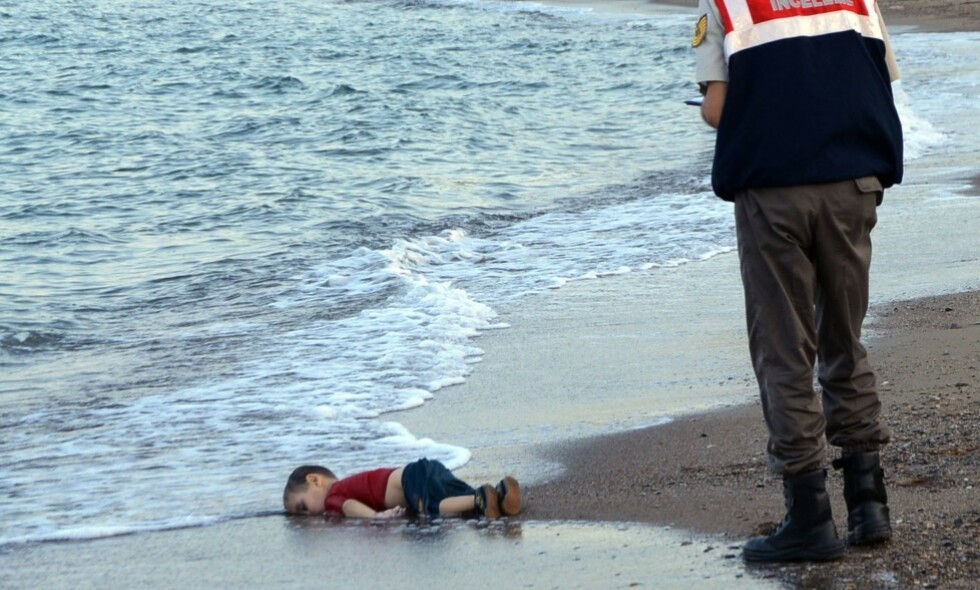 RØRTE EN HEL VERDEN: Bildet av den døde treåringen Alan Kurdi på standa i Tyrkia, sjokkerte og rørte ved en hel verden. Foto: NTB Scanpix. RØRTE EN HEL VERDEN: Bildet av den døde treåringen Alan Kurdi på standa i Tyrkia, sjokkerte og rørte ved en hel verden. Foto: NTB Scanpix.