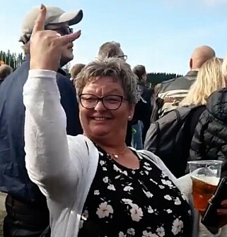 FESTIVAL-ØL: Heidi Irene Nordnes var på konsert sammen med sin datter, ektemannen og mange venner. Hun sto selv i kø to ganger femti minutter for fire øl. Foto: Privat FESTIVAL-ØL: Heidi Irene Nordnes var på konsert sammen med sin datter, ektemannen og mange venner. Hun sto selv i kø to ganger femti minutter for fire øl. Foto: Privat