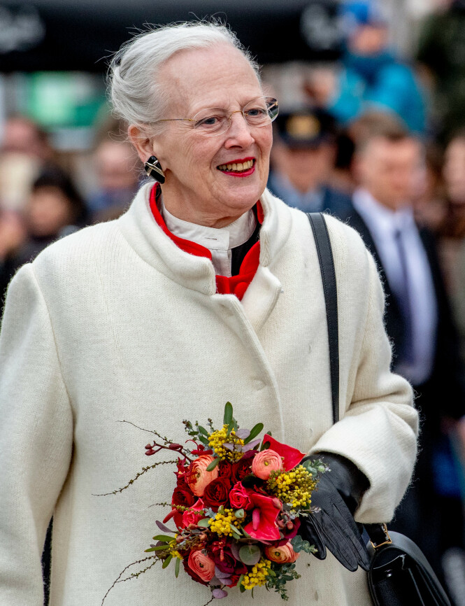 IKKE BILLIG: Dronning Margrethe kunne valgt å bruke bil som transportmiddel, men valgte heller å ty til et av Forsvarets helikoptre. Foto: NTB Scanpix IKKE BILLIG: Dronning Margrethe kunne valgt å bruke bil som transportmiddel, men valgte heller å ty til et av Forsvarets helikoptre. Foto: NTB Scanpix