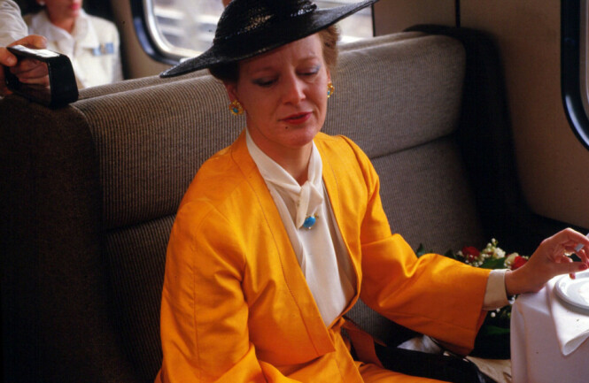 TOGDRONNING: Dronning Margrethe avbildet på toget i 1990 - vel å merke ikke i sin egen, kongelige vogn. Den fikk hun nemlig ikke før i 2000, da hun fylte 60 år. Foto: NTB Scanpix TOGDRONNING: Dronning Margrethe avbildet på toget i 1990 - vel å merke ikke i sin egen, kongelige vogn. Den fikk hun nemlig ikke før i 2000, da hun fylte 60 år. Foto: NTB Scanpix
