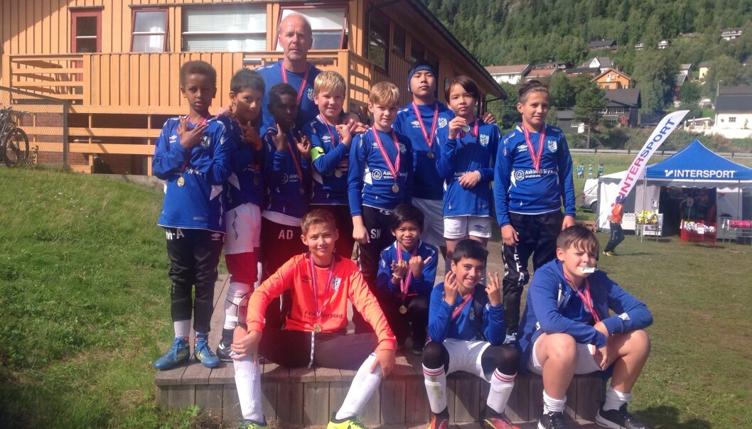 ÅL CUP: Askim gutter 2007 etter prisutdeling på Ål cup i 2018, hvor de også vant cupens fair play-pris. Bakerst står trener Terje Garseg. Foto: Privat ÅL CUP: Askim gutter 2007 etter prisutdeling på Ål cup i 2018, hvor de også vant cupens fair play-pris. Bakerst står trener Terje Garseg. Foto: Privat