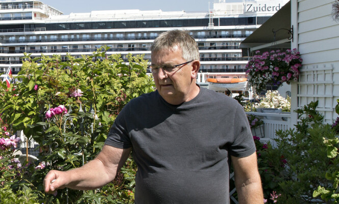<strong>I HAGEN:</strong> Henning Iversflaten kan ikke være i hagen sin uten å bli forstyrret av turister. Foto: Kristian Ridder-Nielsen / Dagbladet <strong>I HAGEN:</strong> Henning Iversflaten kan ikke være i hagen sin uten å bli forstyrret av turister. Foto: Kristian Ridder-Nielsen / Dagbladet
