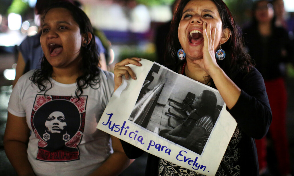 DEMONSTRANTER: Dette bildet ble tatt 10. juli der to kvinner tok til ordet for Hernández. Foto: Reuters / Jose Cabrzas DEMONSTRANTER: Dette bildet ble tatt 10. juli der to kvinner tok til ordet for Hernández. Foto: Reuters / Jose Cabrzas