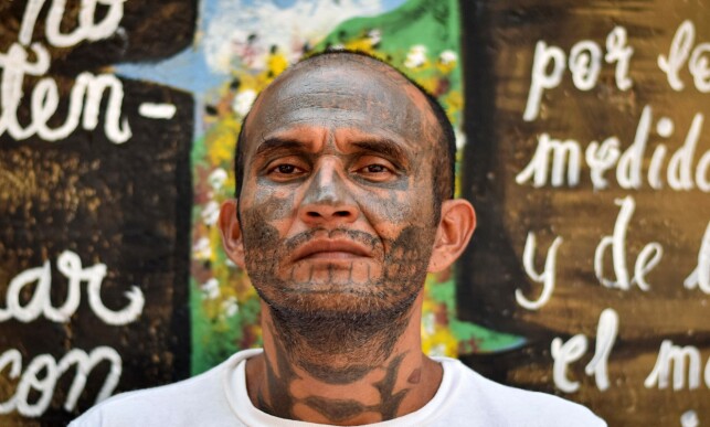 ANGRER: Et tidligere medlem av MS-13 gjengen i fengselet, Santa Ana. Tidligere medlemmer sier de er villig til å fjerne tatoveringene med laser, noe som kan ta år, for å bli kvitt det de kaller «ungdomsfeil». Foto: Oscar Rivera / AFP ANGRER: Et tidligere medlem av MS-13 gjengen i fengselet, Santa Ana. Tidligere medlemmer sier de er villig til å fjerne tatoveringene med laser, noe som kan ta år, for å bli kvitt det de kaller «ungdomsfeil». Foto: Oscar Rivera / AFP