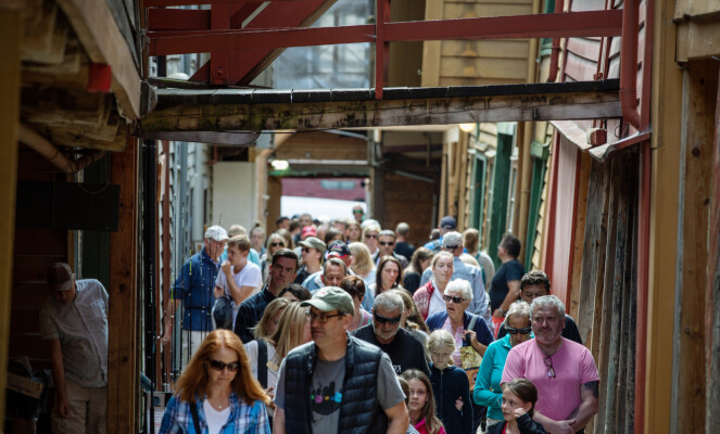 <strong>TURISTER:</strong> En stor menneskemengde fyller en av de små gatene på Bryggen i Bergen. Foto: Eivind Senneset <strong>TURISTER:</strong> En stor menneskemengde fyller en av de små gatene på Bryggen i Bergen. Foto: Eivind Senneset