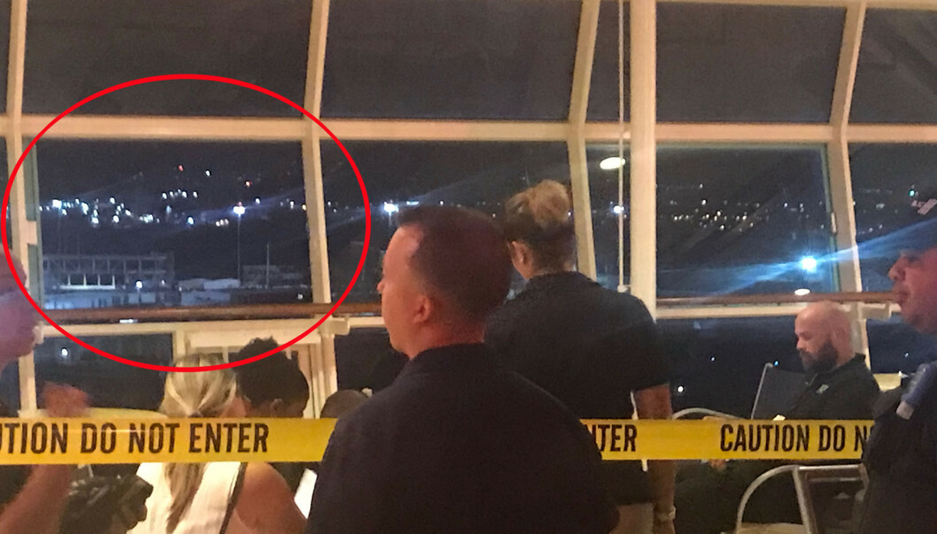 ÅSTEDET: Det var gjennom dette vinduet at den lille ettåringen Chloe Wiegand som falt ut av vinduet på cruise-skipet Freedom of the Seas i begynnelsen av juli. Det var bestefaren Salvatore Anello som passet på ettåringen da ulykken skjedde. FOTO: NTB Scanpix ÅSTEDET: Det var gjennom dette vinduet at den lille ettåringen Chloe Wiegand som falt ut av vinduet på cruise-skipet Freedom of the Seas i begynnelsen av juli. Det var bestefaren Salvatore Anello som passet på ettåringen da ulykken skjedde. FOTO: NTB Scanpix