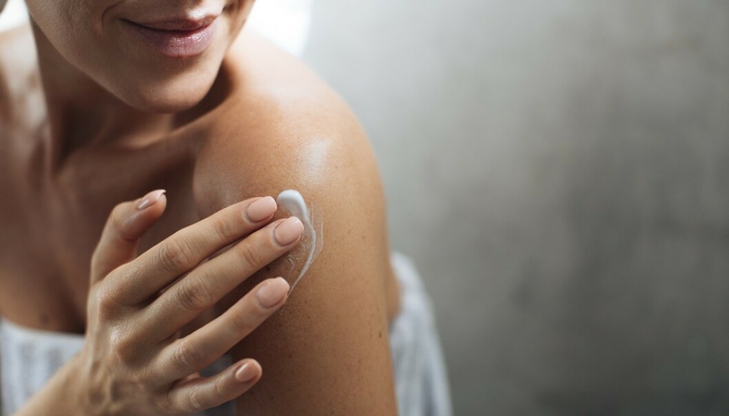 FUKTIGHET: Det kan være lurt å smøre deg inn med fuktighetskrem etter en dusj, spesielt hvis du har tørr hud. FOTO: Shutterstock FUKTIGHET: Det kan være lurt å smøre deg inn med fuktighetskrem etter en dusj, spesielt hvis du har tørr hud. FOTO: Shutterstock