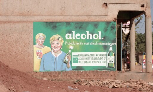 SIV OG ERNA PÅ VEGGEN: «Alkohol - neppe den mest etisk riktige investeringen i verden,» står det på ett av bildene med Siv Jensen og Erna Solberg som er malt på vegger i Uganda. SIV OG ERNA PÅ VEGGEN: «Alkohol - neppe den mest etisk riktige investeringen i verden,» står det på ett av bildene med Siv Jensen og Erna Solberg som er malt på vegger i Uganda.