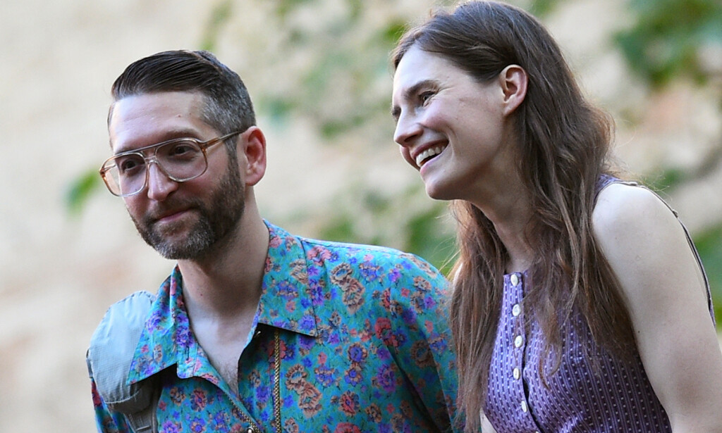 SKAL GIFTE SEG: Christopher Robinson og Amanda Knox møttes i 2015. I fjor forlovet paret seg. Foto: NTB Scanpix SKAL GIFTE SEG: Christopher Robinson og Amanda Knox møttes i 2015. I fjor forlovet paret seg. Foto: NTB Scanpix