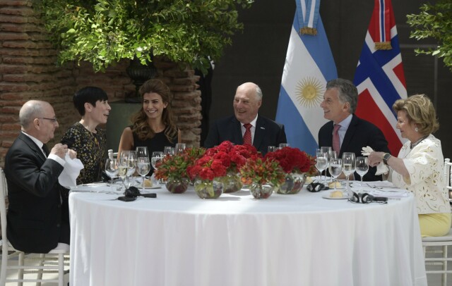 LAKS PÅ MENYEN?: Argentinas utenriksminister Jorge Faurie, Norges utenriksminister Ine Eriksen Søreide, Argentinas førstedame Juliana Awada, Kong Harald, Argentinas president Mauricio Macri og Dronning Sonja under en lunsj i presidentpalasset under statsbesøket 6. mars ifjor,. Tre dager etter ble avtalen om et forstudium til lakseoppdrett i Argentina ble inngått. LAKS PÅ MENYEN?: Argentinas utenriksminister Jorge Faurie, Norges utenriksminister Ine Eriksen Søreide, Argentinas førstedame Juliana Awada, Kong Harald, Argentinas president Mauricio Macri og Dronning Sonja under en lunsj i presidentpalasset under statsbesøket 6. mars ifjor,. Tre dager etter ble avtalen om et forstudium til lakseoppdrett i Argentina ble inngått.