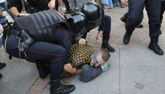 PROTEST: Noen av demonstrantene gjorde motstand, og protesten ble avsluttet da politiet etter hvert klarte å presse dem inn i sidegatene. Foto: AP / NTB Scanpix PROTEST: Noen av demonstrantene gjorde motstand, og protesten ble avsluttet da politiet etter hvert klarte å presse dem inn i sidegatene. Foto: AP / NTB Scanpix