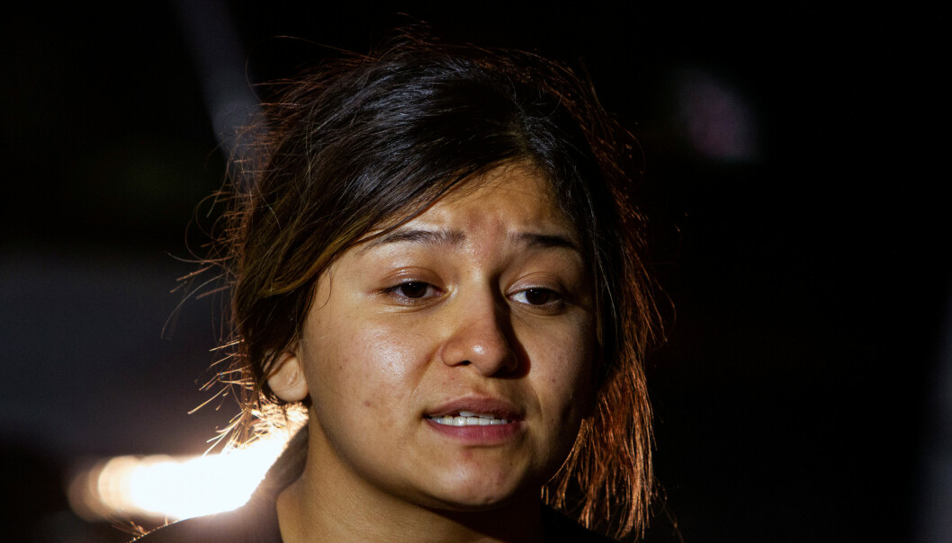 <strong>SÅ ANTATT GJERNINGSMANN:</strong> Litzy Munguia forteller pressen på stedet at hun ble vitne til at den antatte gjerningsmannen ble skutt av politiet. Foto: Reuters / NTB scanpix <strong>SÅ ANTATT GJERNINGSMANN:</strong> Litzy Munguia forteller pressen på stedet at hun ble vitne til at den antatte gjerningsmannen ble skutt av politiet. Foto: Reuters / NTB scanpix