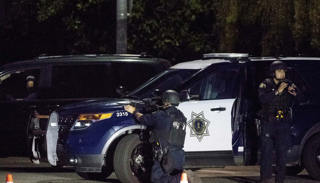 <strong>SØKER:</strong> Politiet er i området og søker etter flere gjerningspersoner. Foto: Noah Berger / AP / NTB scanpix <strong>SØKER:</strong> Politiet er i området og søker etter flere gjerningspersoner. Foto: Noah Berger / AP / NTB scanpix