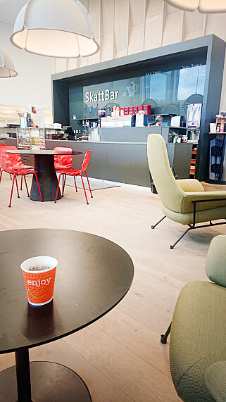 "Kafebaren er mitt fluktkontor, om jeg vil jobbe i fred en travel dag" forteller Rafaen Winterhalter i Scienta, som for tida er konsulent hos Skatteetaten. 📸: Privat "Kafebaren er mitt fluktkontor, om jeg vil jobbe i fred en travel dag" forteller Rafaen Winterhalter i Scienta, som for tida er konsulent hos Skatteetaten. 📸: Privat