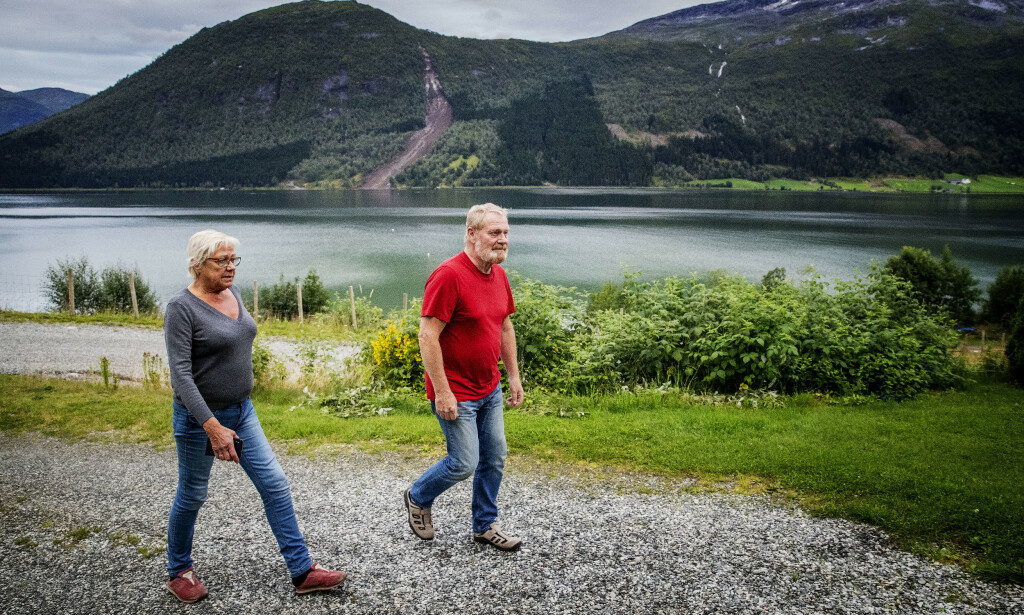 VITNER: Mona Nordsveen Solheim og mannen Norman ble vitne til at en bil ble tatt av raset. Foto: Bjørn Langsem / Dagbladet VITNER: Mona Nordsveen Solheim og mannen Norman ble vitne til at en bil ble tatt av raset. Foto: Bjørn Langsem / Dagbladet