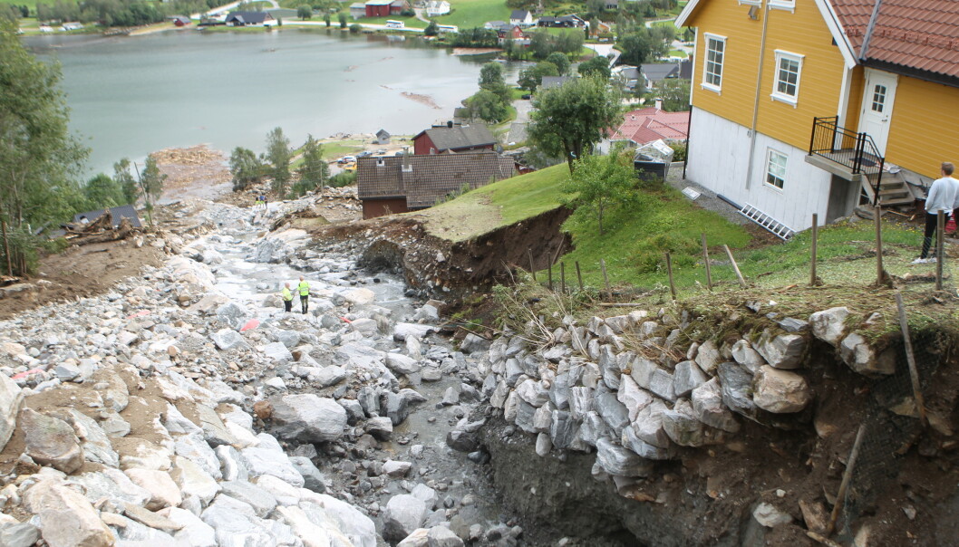 <strong>VASSENDEN:</strong> Her har en av flere elver gått over breddene sine og vasket vekk alt på sin vei. Dette er fra Vassenden. Foto: Stig Roger Eide / Dagbladet <strong>VASSENDEN:</strong> Her har en av flere elver gått over breddene sine og vasket vekk alt på sin vei. Dette er fra Vassenden. Foto: Stig Roger Eide / Dagbladet