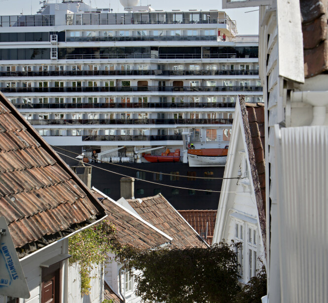 TAR ALL UTSIKT: Innbyggerne i Gamle Stavanger mener cruiseskipene blokkerer for all utsikt og soter ned husene deres. Foto: Kristian Ridder-Nielsen / Dagbladet TAR ALL UTSIKT: Innbyggerne i Gamle Stavanger mener cruiseskipene blokkerer for all utsikt og soter ned husene deres. Foto: Kristian Ridder-Nielsen / Dagbladet