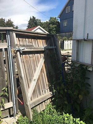 <strong>UTE:</strong> Porten utenfor 50-åringens hus er blitt ødelagt. Foto: Privat <strong>UTE:</strong> Porten utenfor 50-åringens hus er blitt ødelagt. Foto: Privat