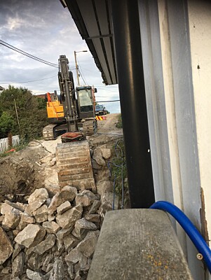 <strong>ÉN METER:</strong> Arbeidet foregår vegg i vegg med huset til Hilde, omtrent én meter unna. Foto: Privat <strong>ÉN METER:</strong> Arbeidet foregår vegg i vegg med huset til Hilde, omtrent én meter unna. Foto: Privat