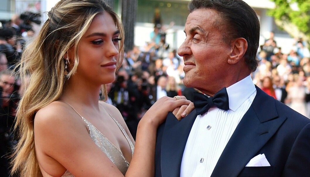 PÅ RØD LØPER: Her er Sistine Stallone sammen med pappa Sylvester under Cannes Film Festival tidligere i år. FOTO: Scanpix PÅ RØD LØPER: Her er Sistine Stallone sammen med pappa Sylvester under Cannes Film Festival tidligere i år. FOTO: Scanpix