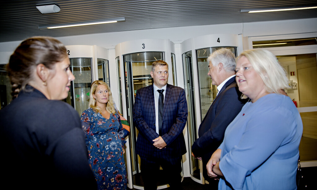KRITISK: Justisminister Jøran Kallmyr møtte ordførere etter et de har samla over 100 underskrifter fra landets Ap-ordførere, mot nærpolitireformen. F.v. Heidi Granli (Ap) fra Gol, Hedda Foss Five fra Skien (Ap), justisminister Jøran Kallmyr (Frp), Petter Rukke fra Hol (Ap) og Solveig Vestenfor fra Ål (Ap). Foto: Kristian Ridder-Nielsen/Dagbladet KRITISK: Justisminister Jøran Kallmyr møtte ordførere etter et de har samla over 100 underskrifter fra landets Ap-ordførere, mot nærpolitireformen. F.v. Heidi Granli (Ap) fra Gol, Hedda Foss Five fra Skien (Ap), justisminister Jøran Kallmyr (Frp), Petter Rukke fra Hol (Ap) og Solveig Vestenfor fra Ål (Ap). Foto: Kristian Ridder-Nielsen/Dagbladet