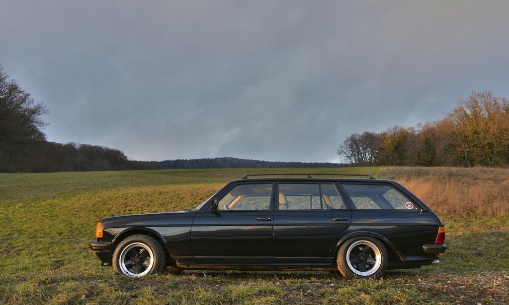 EKSKLUSIV: W123 var en veldig dyr bil da den var ny. På denne har man gjort ALT: Det vil si skinn i hele interiøret og skikkelige stoler fra Recaro. Alt er restaurert tilbake til original stand. Foto:Will Williams EKSKLUSIV: W123 var en veldig dyr bil da den var ny. På denne har man gjort ALT: Det vil si skinn i hele interiøret og skikkelige stoler fra Recaro. Alt er restaurert tilbake til original stand. Foto:Will Williams