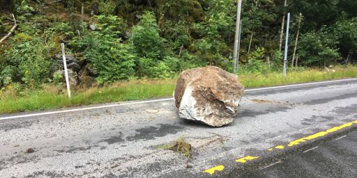 image: Bil truffet av stein i Hordaland - én skadd