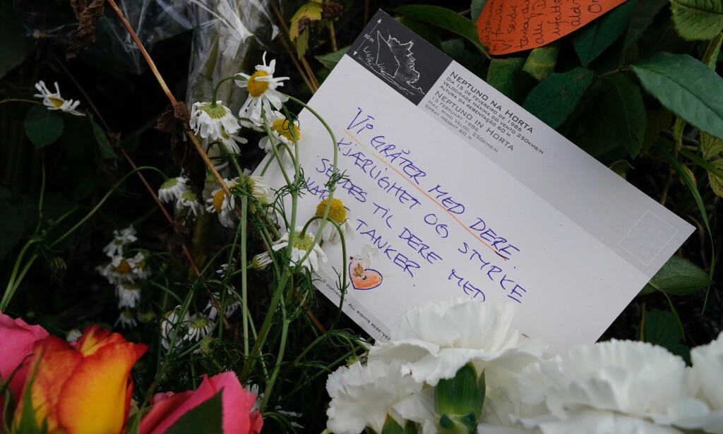BLOMSTER: Det er lagt ned blomster og tent lys utenfor huset der den unge kvinnen ble drept i Bærum. Den 21-år gamle terrorsiktede ble senere pågrepet etter moskéskytingen ved Al-Noor Islamic Centre. Foto: John T. Pedersen BLOMSTER: Det er lagt ned blomster og tent lys utenfor huset der den unge kvinnen ble drept i Bærum. Den 21-år gamle terrorsiktede ble senere pågrepet etter moskéskytingen ved Al-Noor Islamic Centre. Foto: John T. Pedersen
