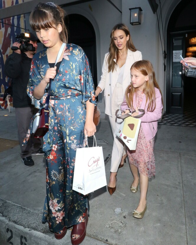 STORE DØTRE: Mamma Jessica Alba med døtrene Honor Marie og Haven Warren i mai 2019. FOTO: NTB Scanpix STORE DØTRE: Mamma Jessica Alba med døtrene Honor Marie og Haven Warren i mai 2019. FOTO: NTB Scanpix